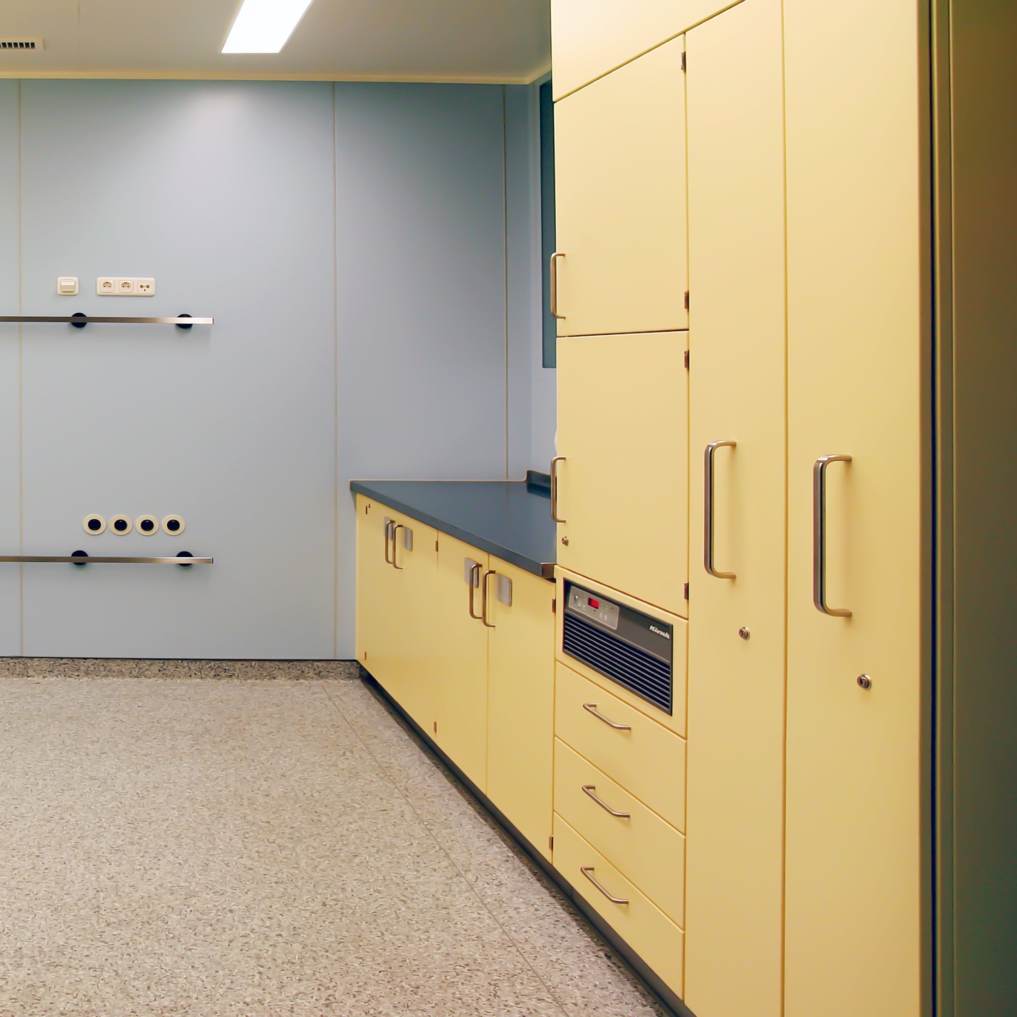 Hochschrank für Kühl - oder Wärmegeräte - HT Group Onlineshop