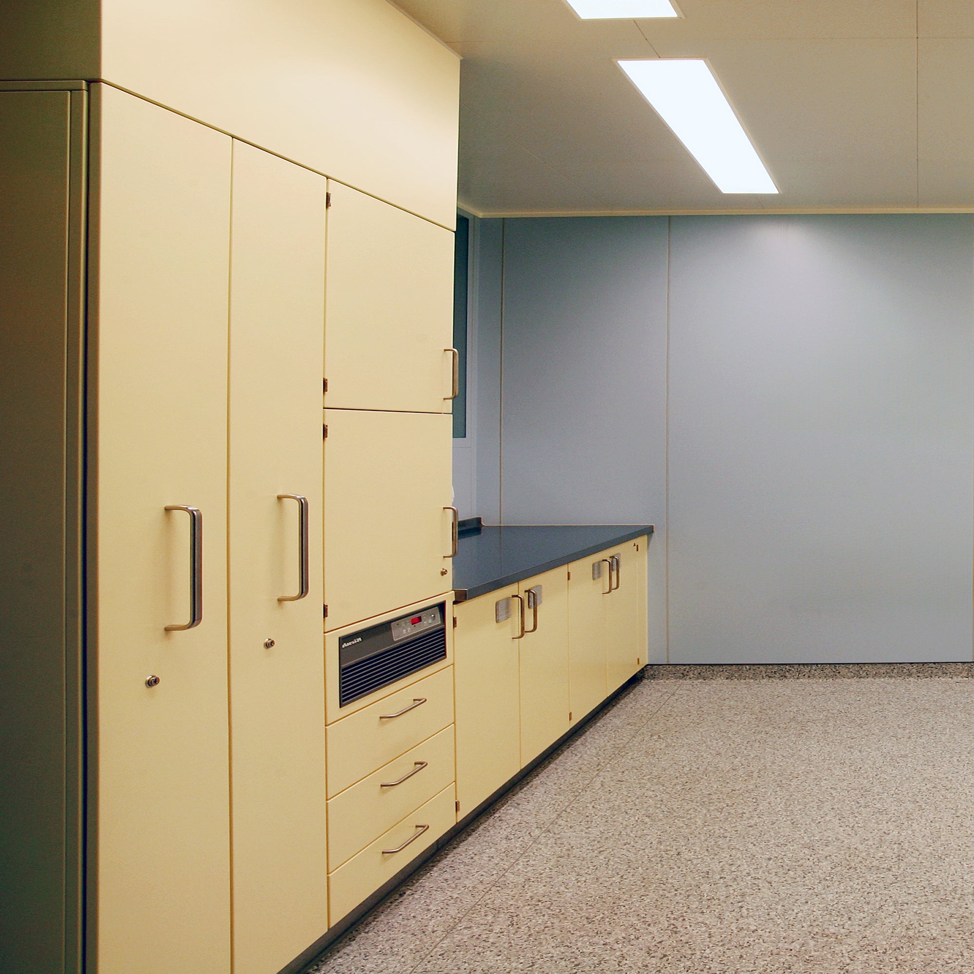 Hochschrank mit Auszug - HT Group Onlineshop