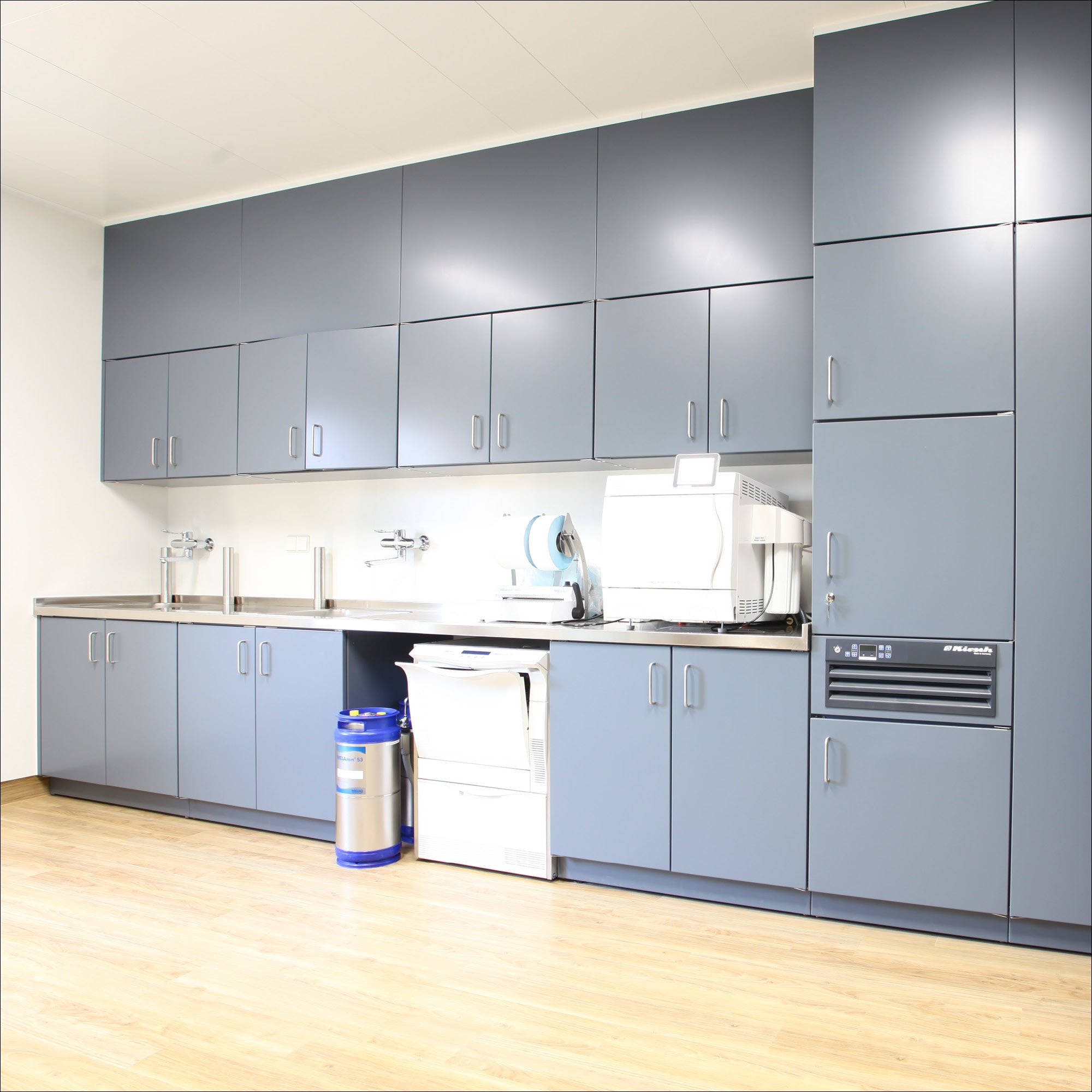 Wandschrank mit einer oder zwei Flügeltüren - HT Group Onlineshop