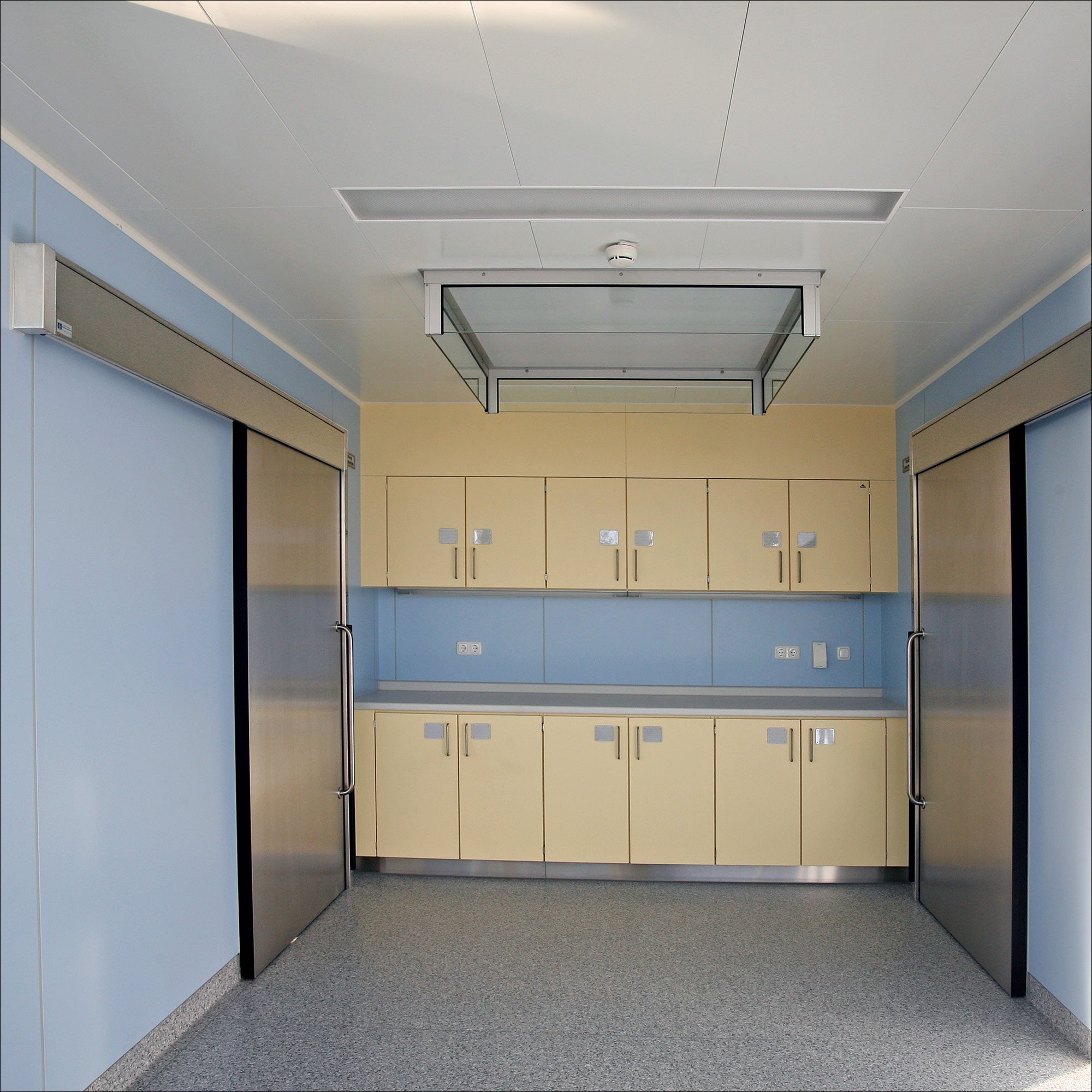 Wandschrank mit einer oder zwei Flügeltüren - HT Group Onlineshop