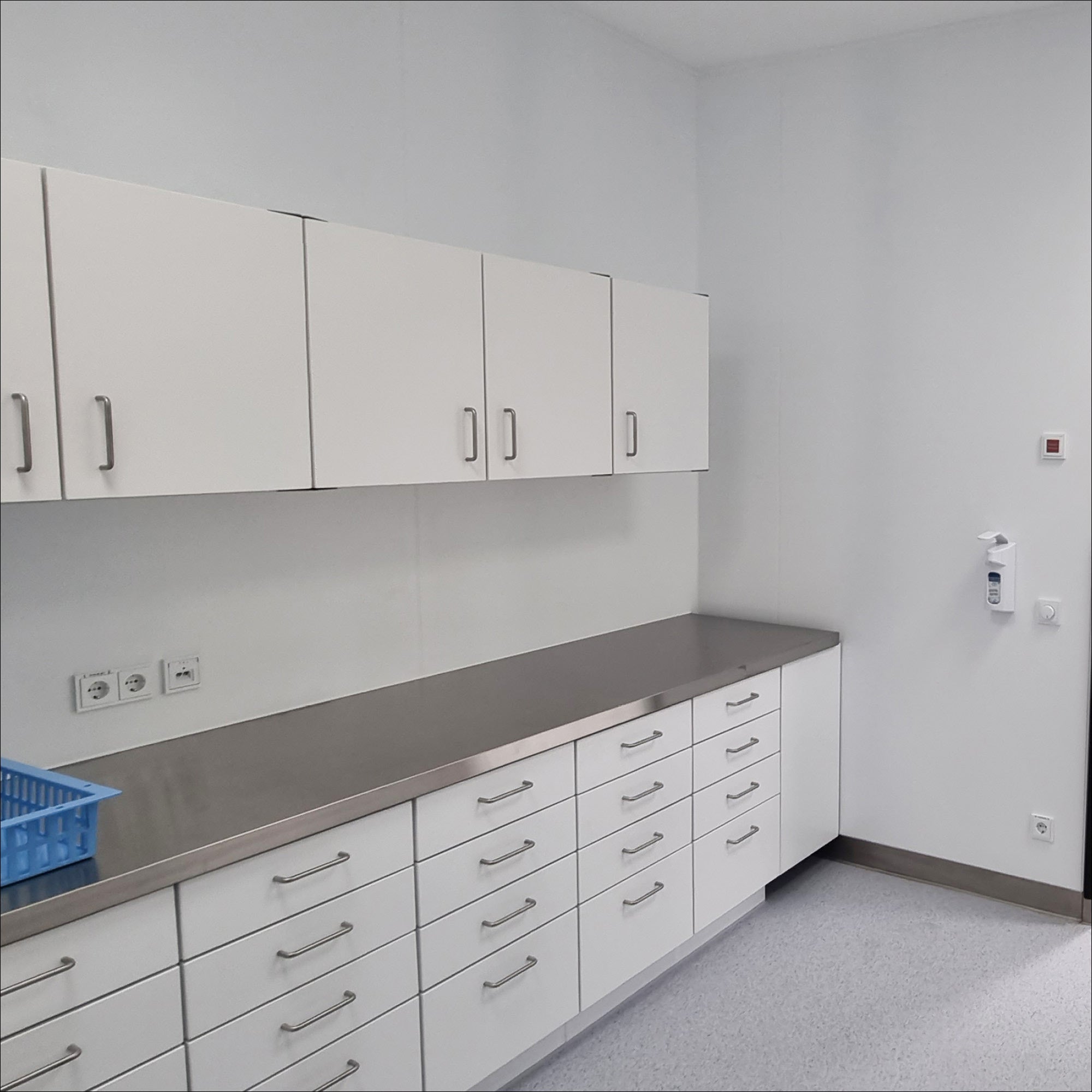 Wandschrank mit einer oder zwei Flügeltüren - HT Group Onlineshop